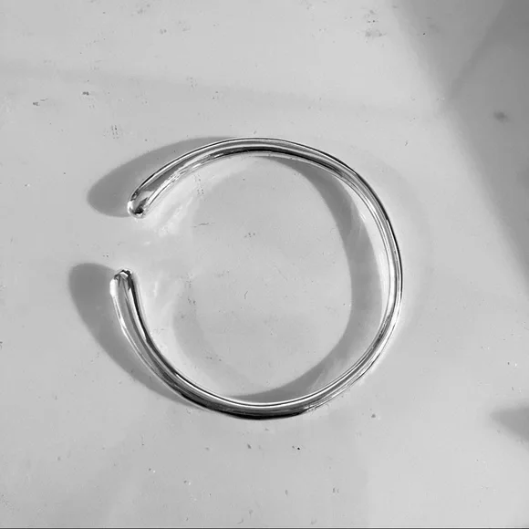 TIFFANY-inspired design Sterling Silver plain round teardrop bangle (silver) - Picture 4 of 7